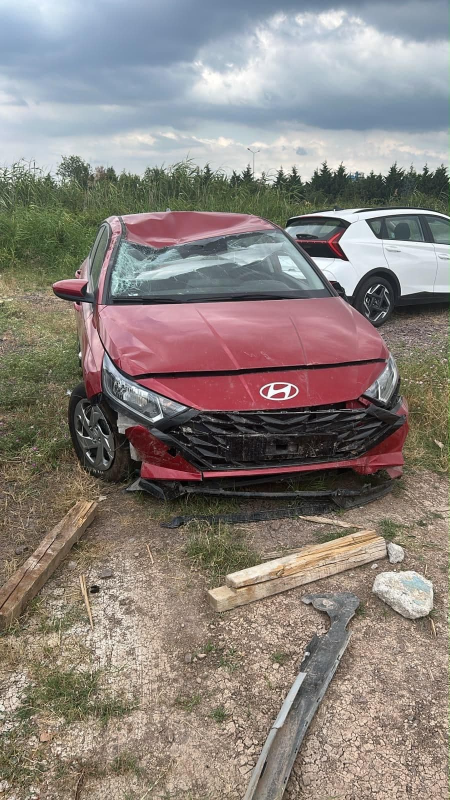 Hyundai i20, önü komple gitmiş