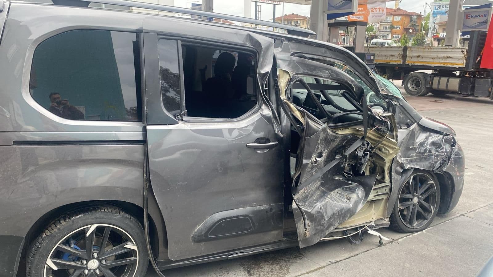 Hafif ticari araç, sağ kapılar ezik